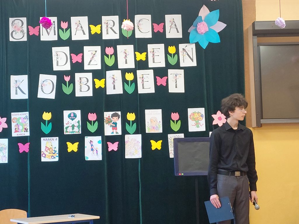 Napis na gazetce Dzień Kobiet