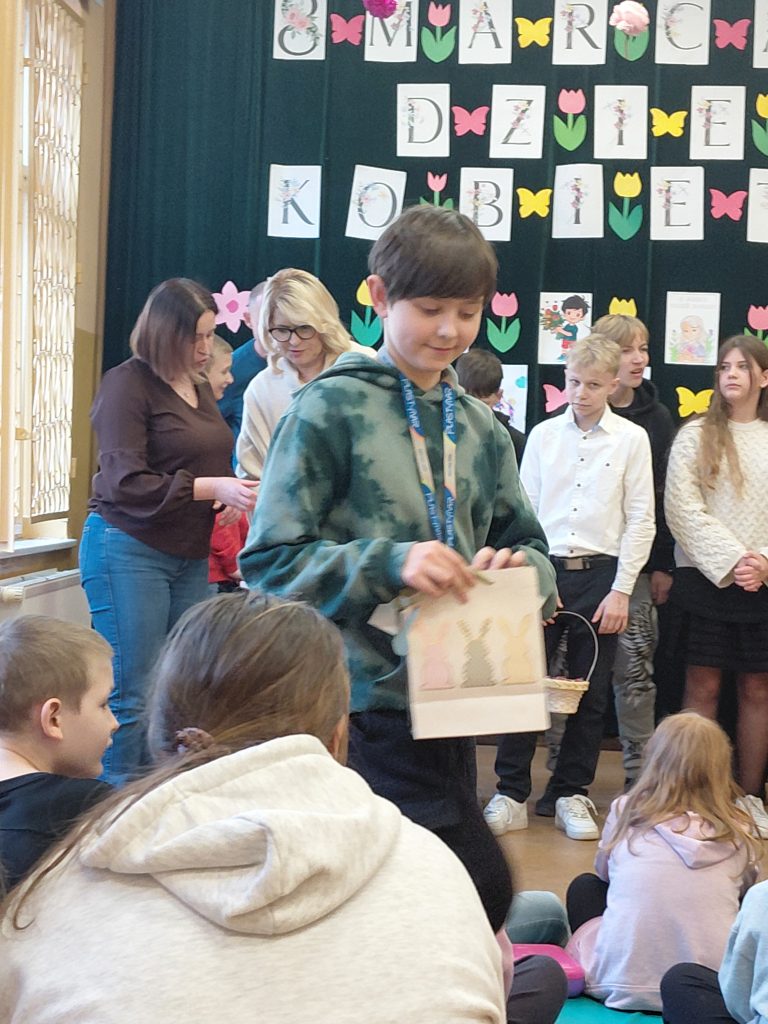 Szymon odbiera nagrodę